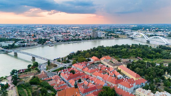 Novosadska sinagoga pod zvezdanim nebom