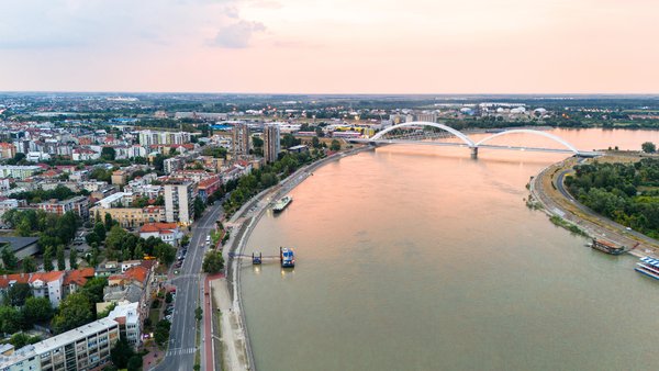 Petrovaradinska tvrđava posmatrana sa reke